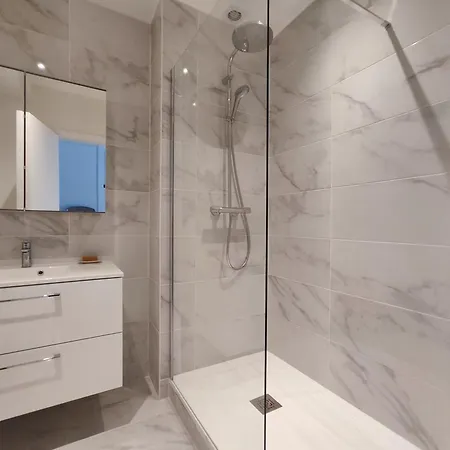 Apartment Near Arc De Triomphe And Shopping