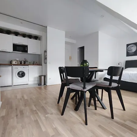 Near Arc De Triomphe And Shopping Apartment