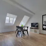 Paris Apartment Near Arc De Triomphe And Shopping