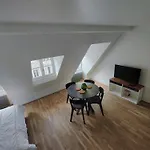 Paris Apartment Near Arc De Triomphe And Shopping