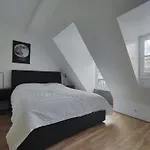 Paris Apartment Near Arc De Triomphe And Shopping