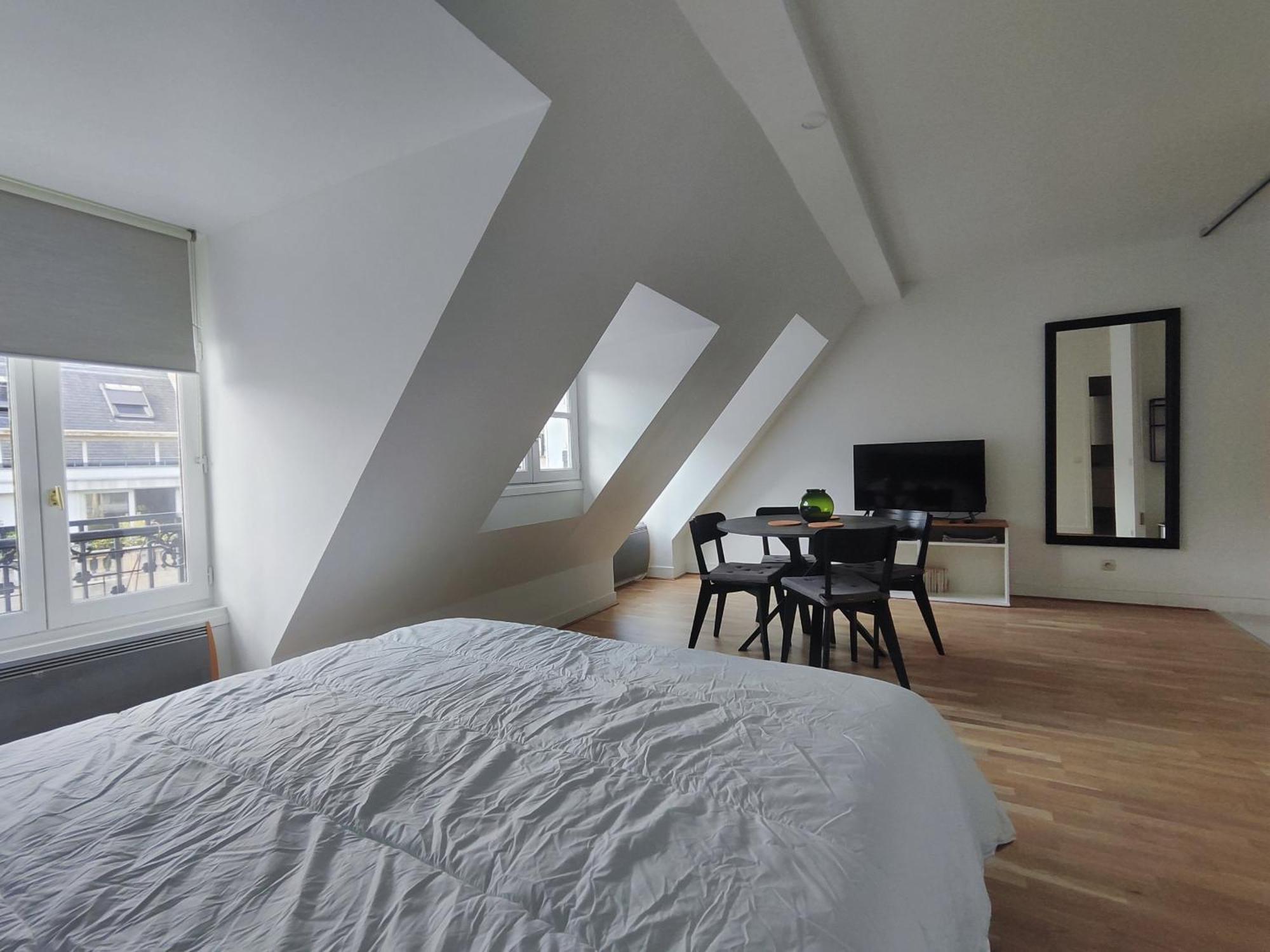 Near Arc De Triomphe And Shopping *